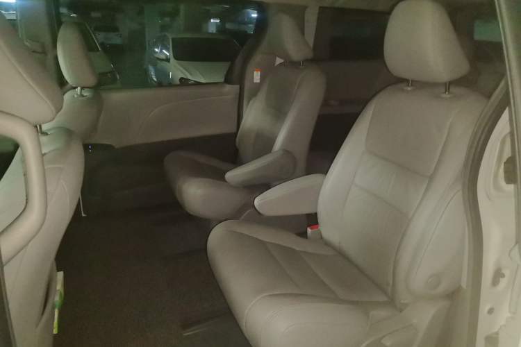 Used Toyota SIENNA 2017 3.5L Four-Wheel Drive XLE 7-Seater U.S. Specification Left Rear Seat