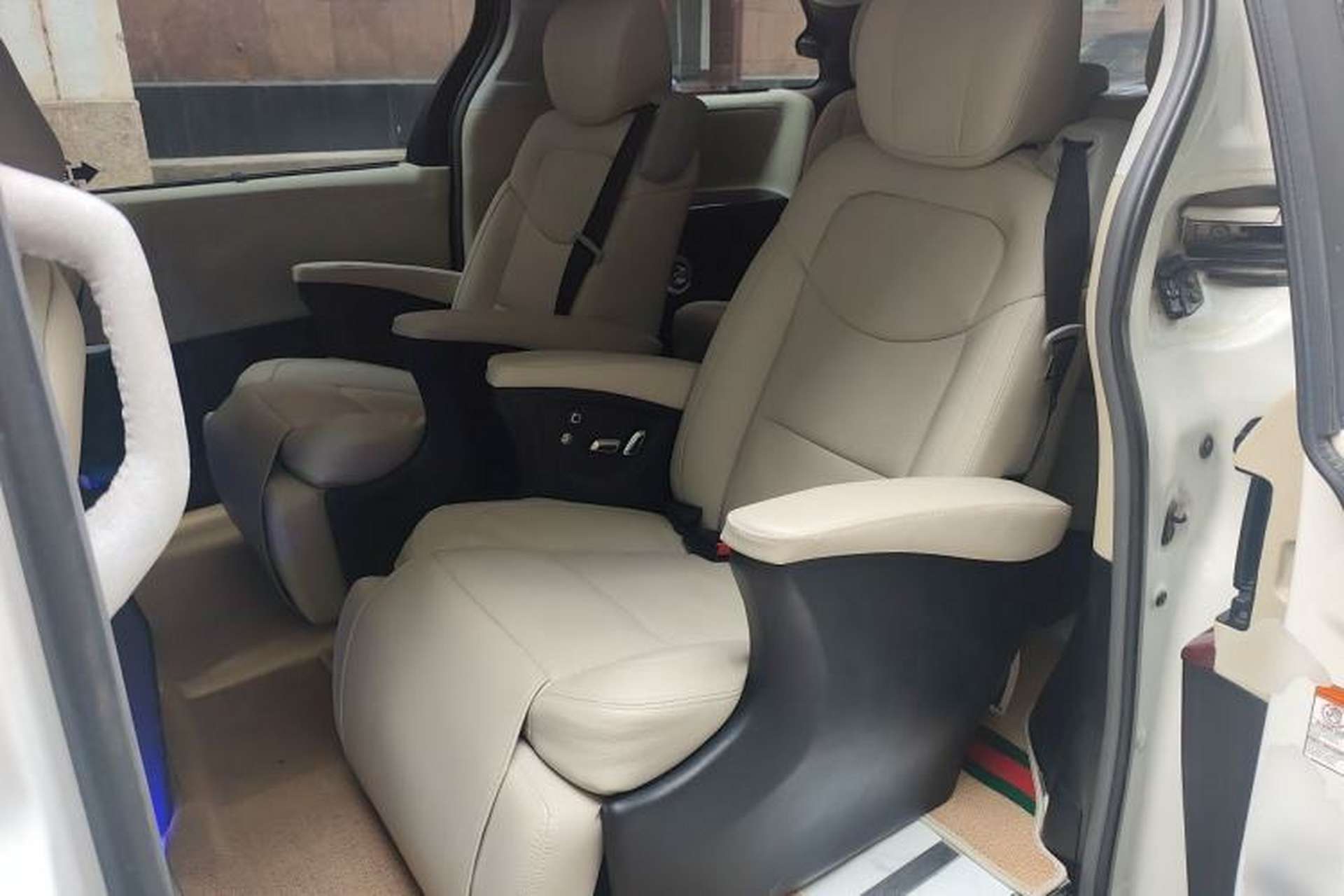 Used Toyota SIENNA 2017 3.5L Four-Wheel Drive LE Trim 7 Seats – U.S. Specification Left Rear Seat