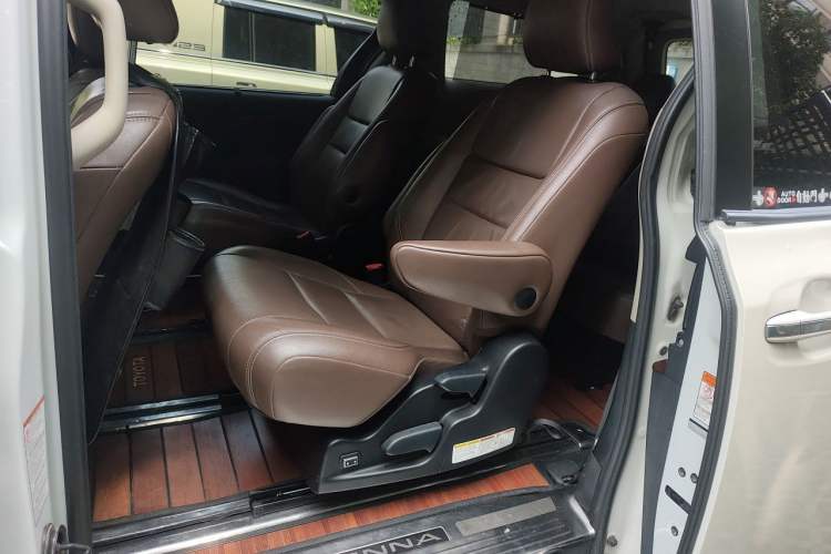 Used Toyota SIENNA 2017 3.5L Four-Wheel Drive Limited 7-Seater Canadian Version Left Rear Seat