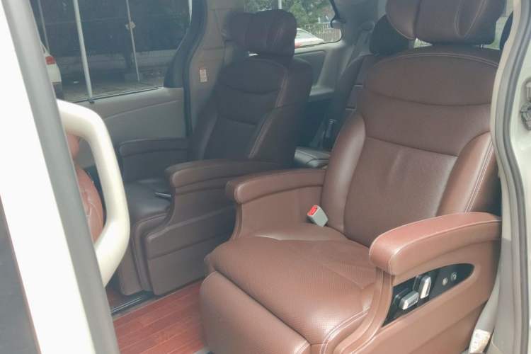 Used Toyota SIENNA 2017 3.5L Four-Wheel Drive LE Trim 7 Seats – U.S. Specification Left Rear Seat