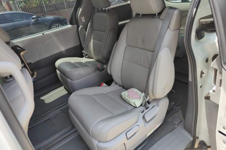 Used Toyota SIENNA 2017 3.5L Four-Wheel Drive LE Trim 7 Seats – U.S. Specification Left Rear Seat