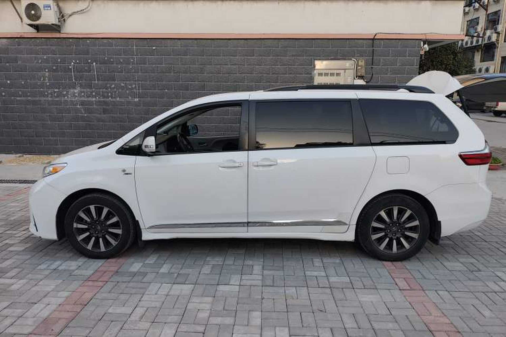 Used Toyota SIENNA 2017 3.5L Four-Wheel Drive LE Trim 7 Seats – U.S. Specification Left Side