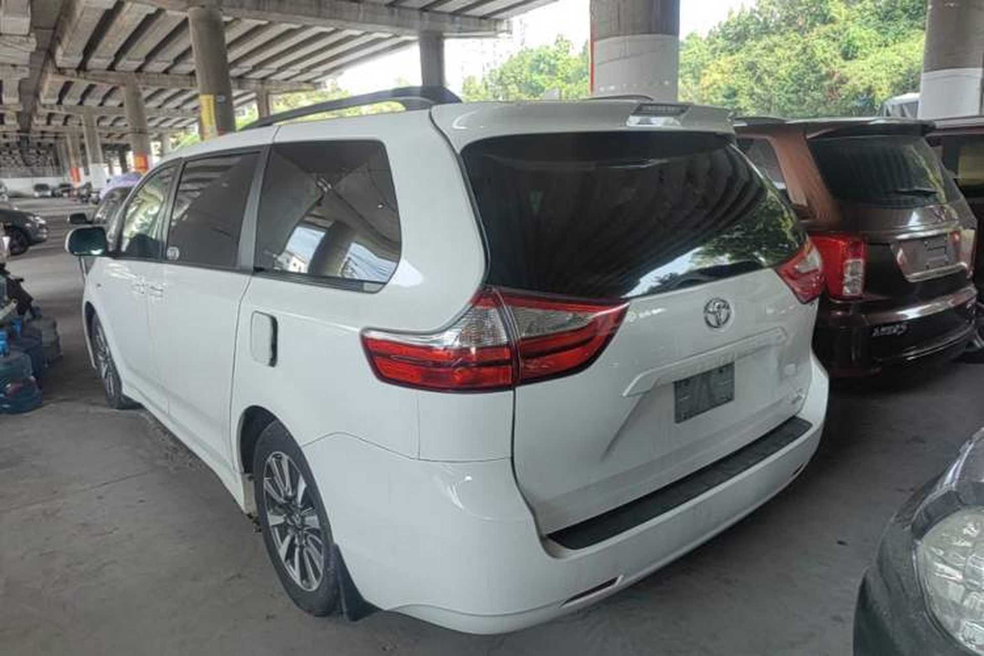 Used Toyota SIENNA 2017 3.5L Four-Wheel Drive LE Trim 7 Seats – U.S. Specification Rear Left 45 Deg