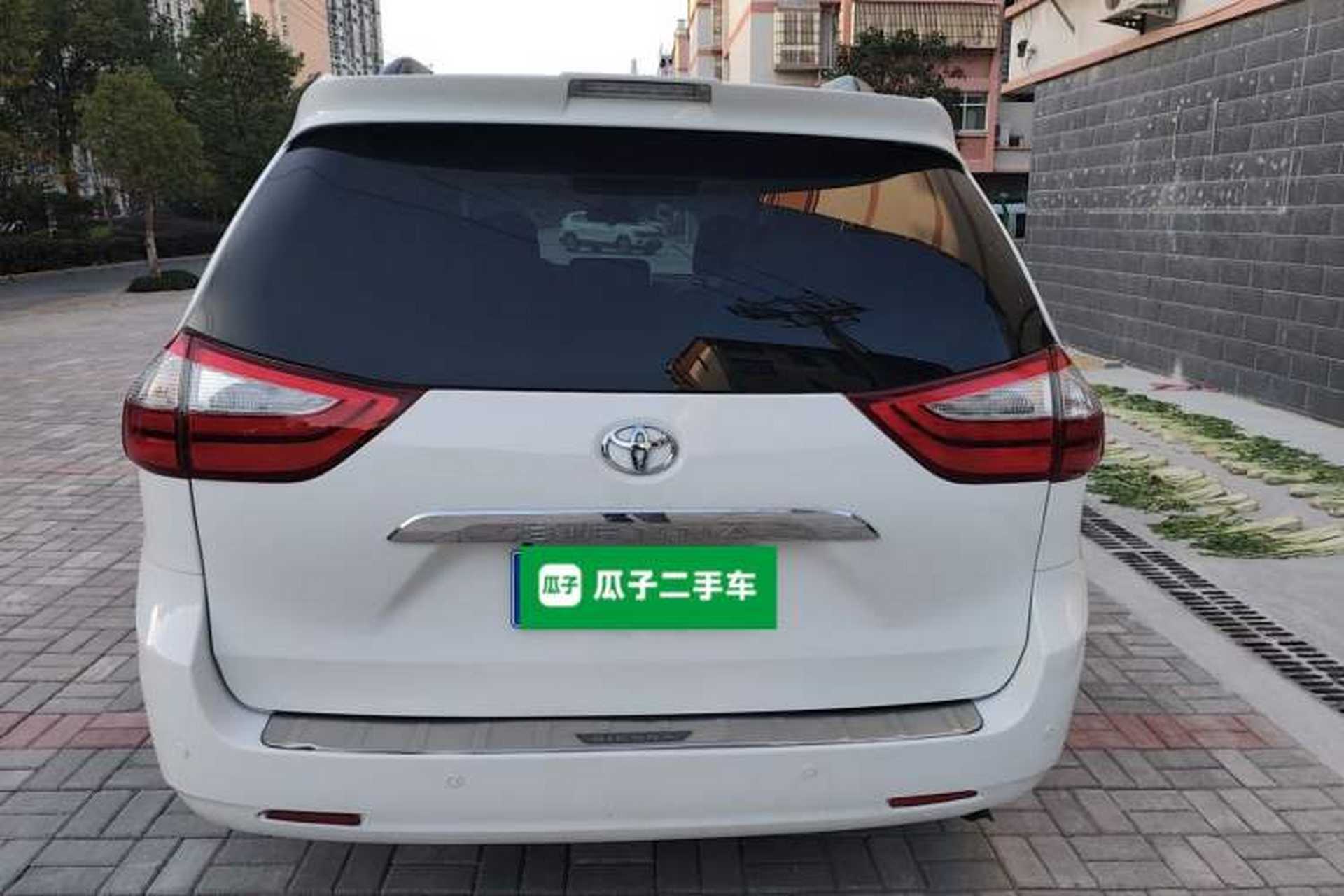 Used Toyota SIENNA 2017 3.5L Four-Wheel Drive LE Trim 7 Seats – U.S. Specification Rear