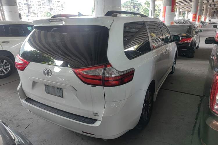 Used Toyota SIENNA 2017 3.5L Four-Wheel Drive LE Trim 7 Seats – U.S. Specification Rear Right 45 Deg