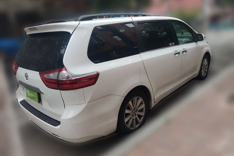 Used Toyota SIENNA 2017 3.5L Four-Wheel Drive LE Trim 7 Seats – U.S. Specification Rear Right 45 Deg