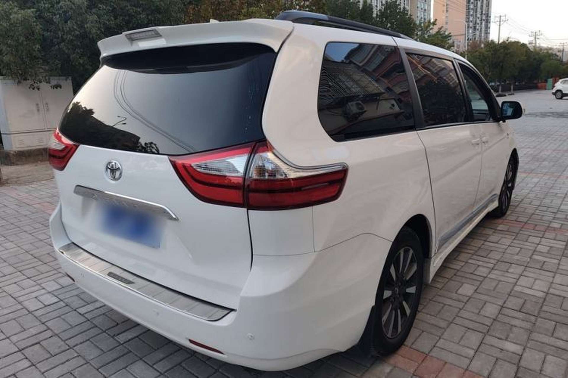 Used Toyota SIENNA 2017 3.5L Four-Wheel Drive LE Trim 7 Seats – U.S. Specification Rear Right 45 Deg