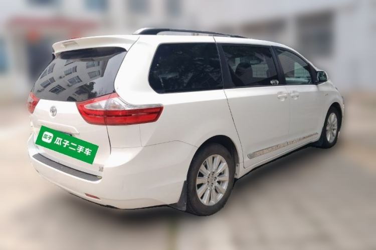 Used Toyota SIENNA 2017 3.5L Four-Wheel Drive LE Trim 7 Seats – U.S. Specification Rear Right 45 Deg