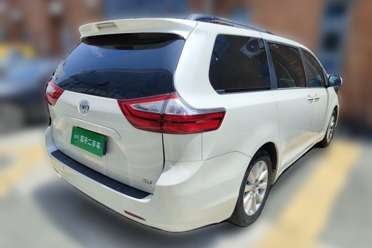 Used Toyota SIENNA 2017 3.5L Four-Wheel Drive LE Trim 7 Seats – U.S. Specification Rear Right 45 Deg