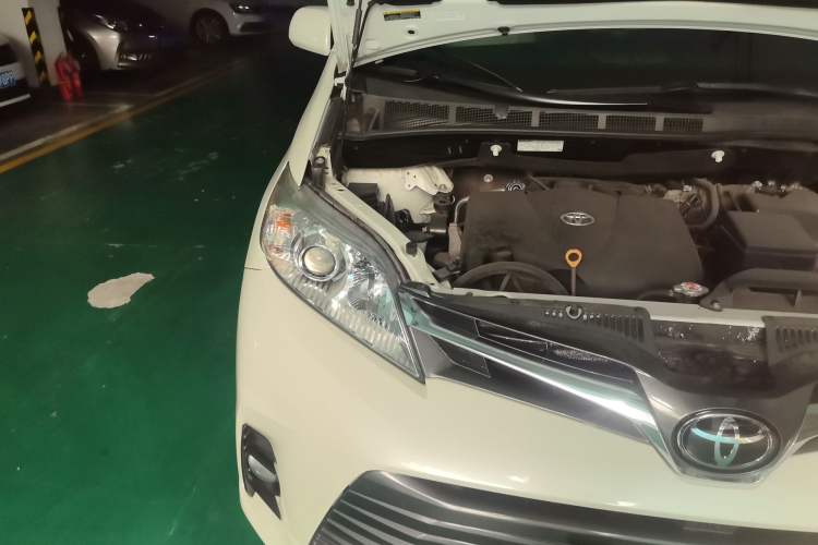 Used Toyota SIENNA 2017 3.5L Four-Wheel Drive XLE 7-Seater U.S. Specification Right Front Headlight