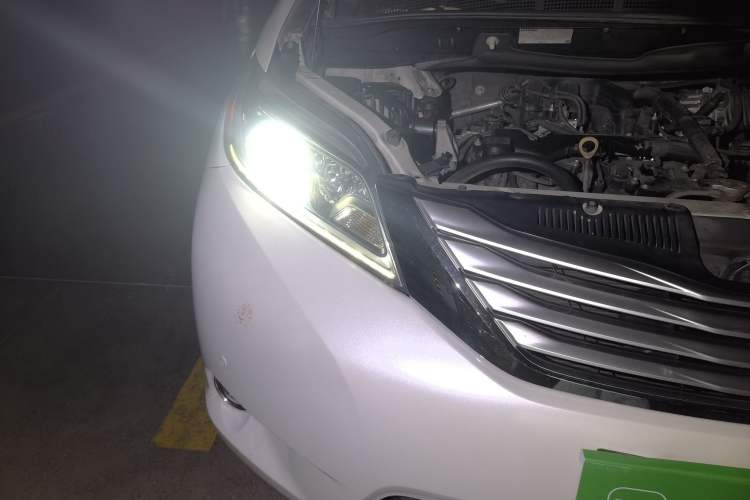 Used Toyota SIENNA  Right Front Headlight
