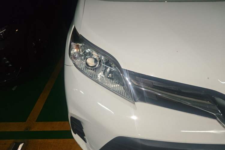 Used Toyota SIENNA  Right Front Headlight