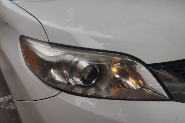 Used Toyota SIENNA 2017 3.5L Four-Wheel Drive LE Trim 7 Seats – U.S. Specification Right Front Headlight