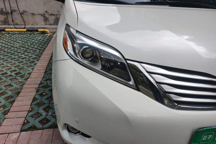 Used Toyota SIENNA 2017 3.5L Four-Wheel Drive Limited 7-Seater Canadian Version Right Front Headlight
