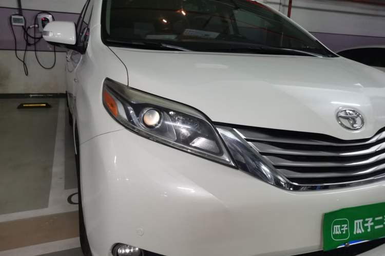 Used Toyota SIENNA  Right Front Headlight