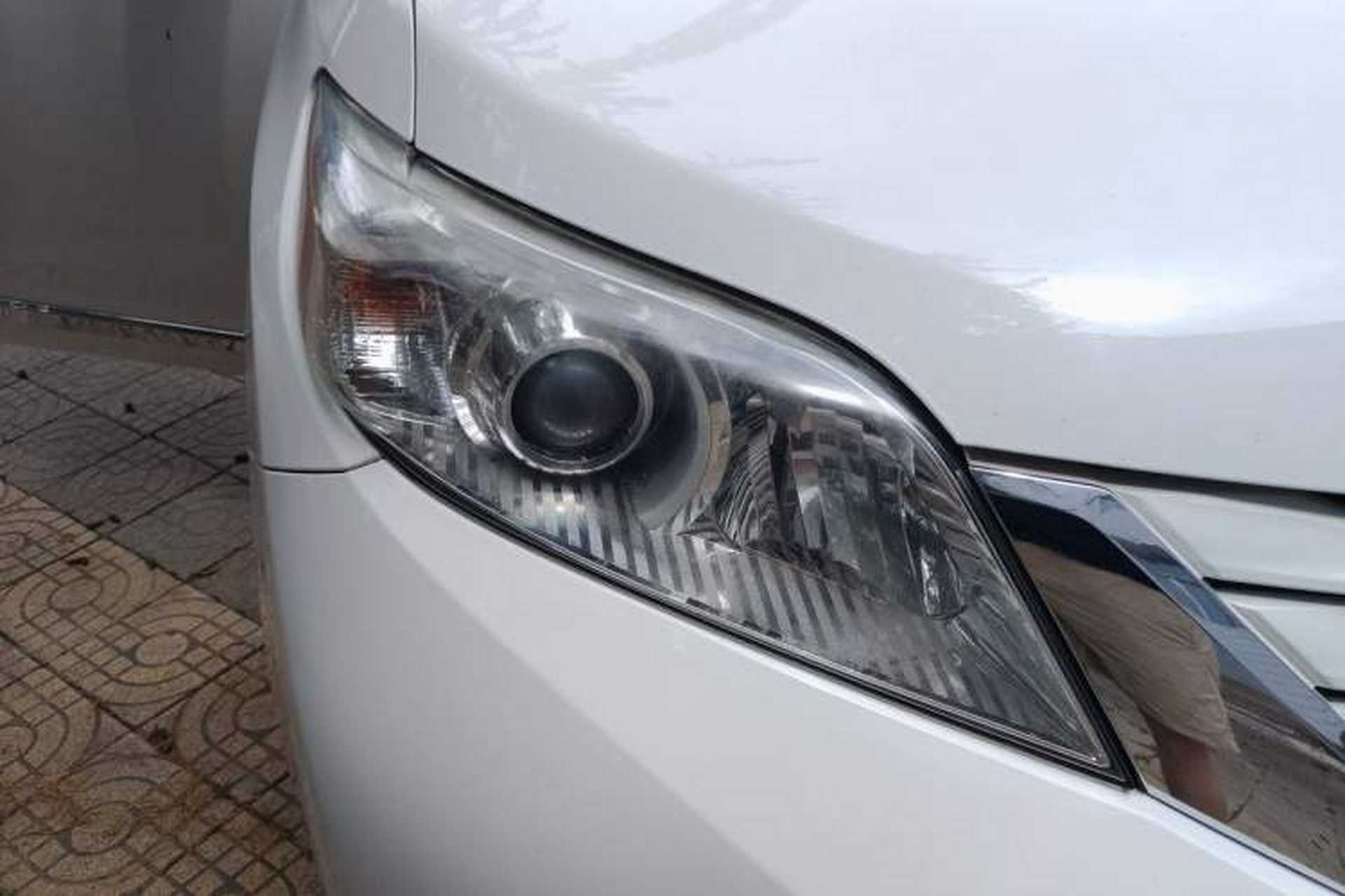 Used Toyota SIENNA 2017 3.5L Four-Wheel Drive LE Trim 7 Seats – U.S. Specification Right Front Headlight