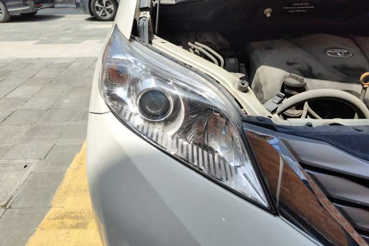 Used Toyota SIENNA 2017 3.5L Four-Wheel Drive LE Trim 7 Seats – U.S. Specification Right Front Headlight