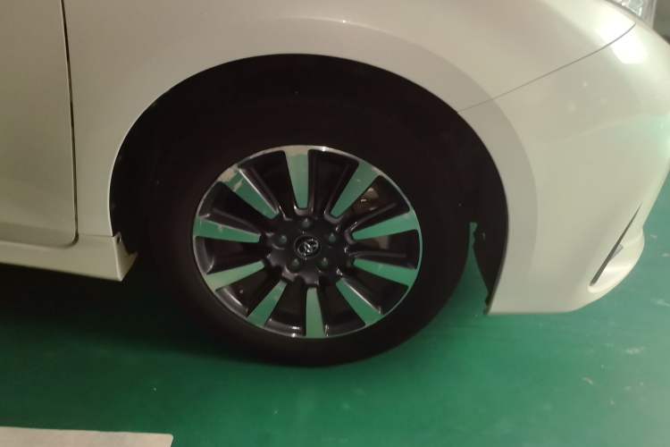 Used Toyota SIENNA 2017 3.5L Four-Wheel Drive XLE 7-Seater U.S. Specification Right Front Wheel Hub