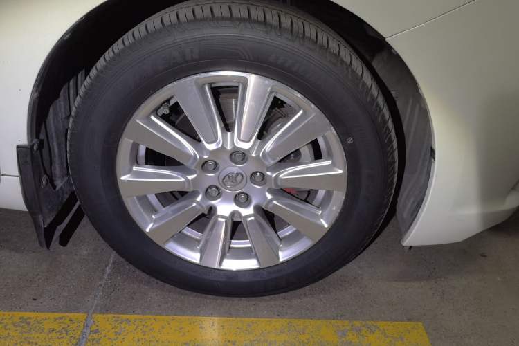 Used Toyota SIENNA  Right Front Wheel Hub