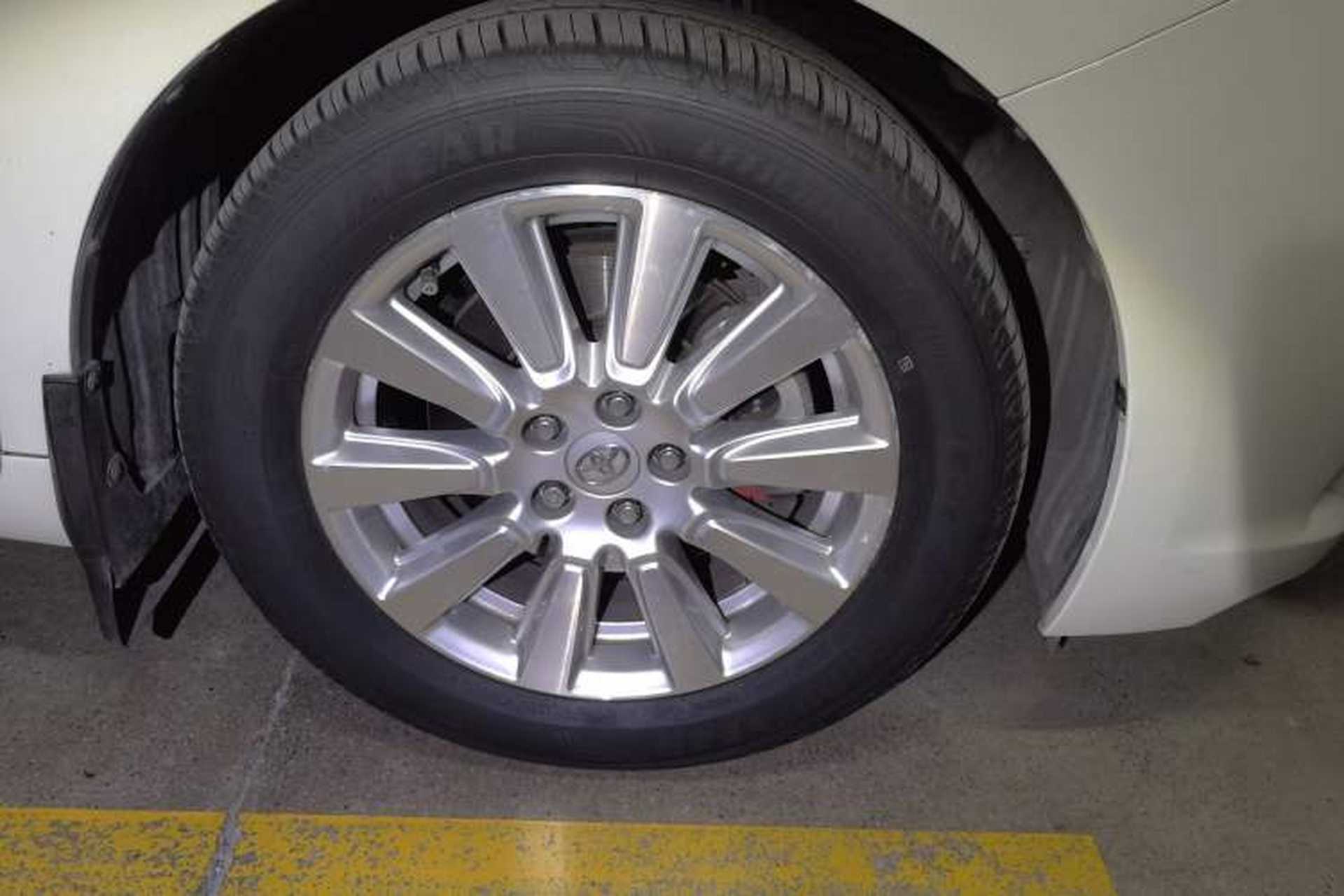 Used Toyota SIENNA  Right Front Wheel Hub