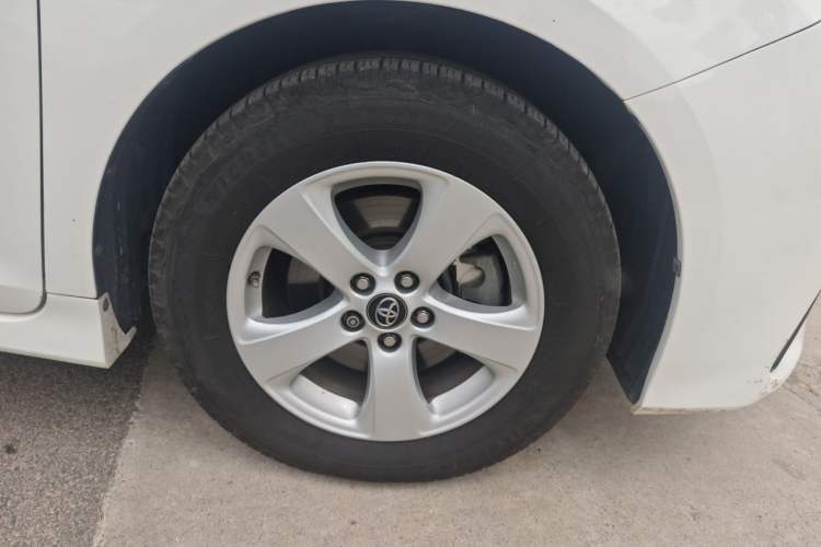 Used Toyota SIENNA  Right Front Wheel Hub