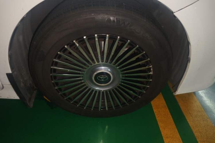 Used Toyota SIENNA  Right Front Wheel Hub