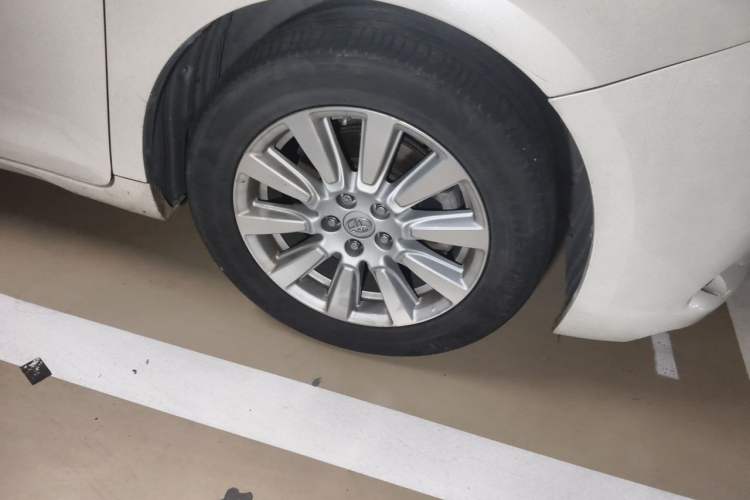Used Toyota SIENNA  Right Front Wheel Hub