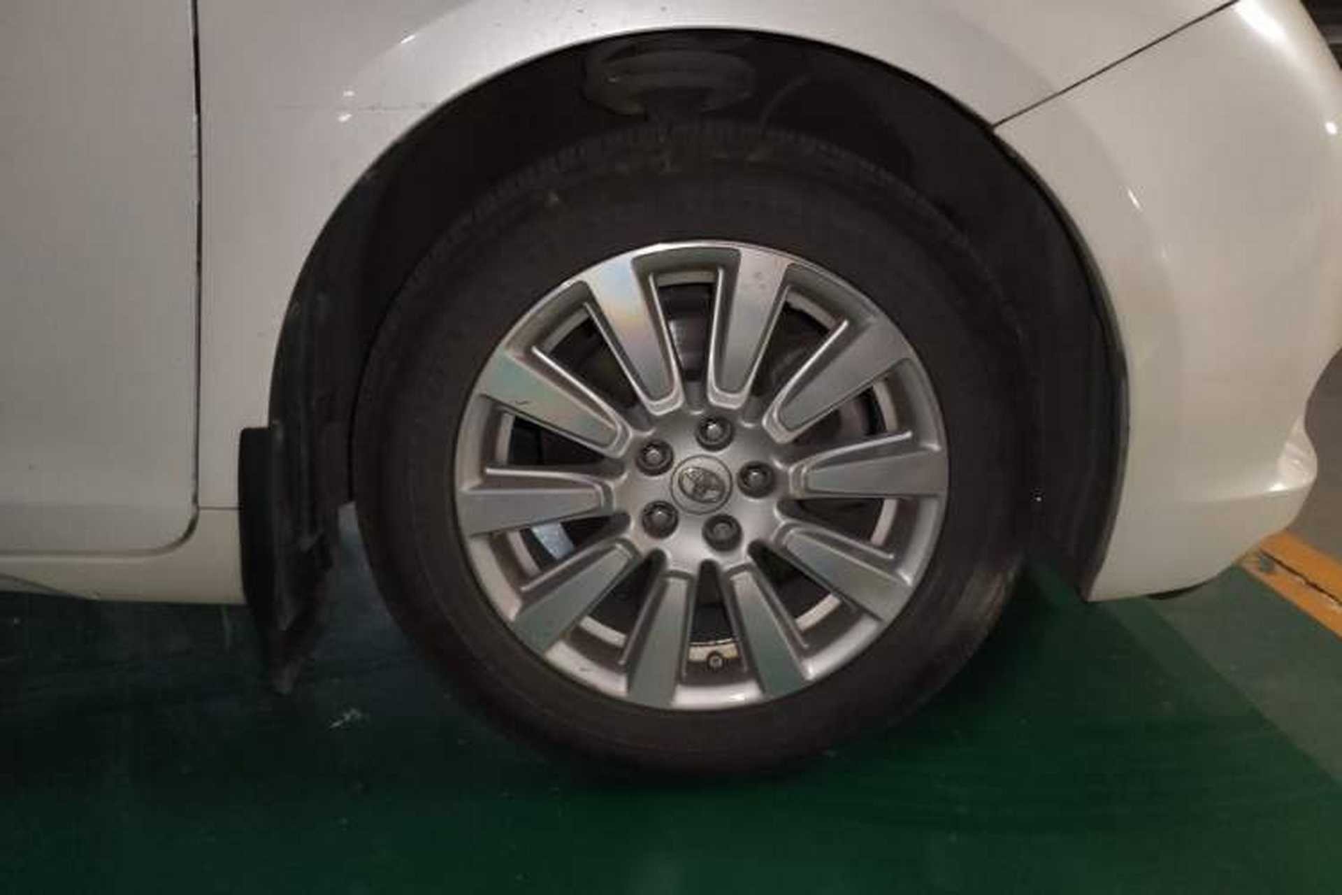 Used Toyota SIENNA  Right Front Wheel Hub