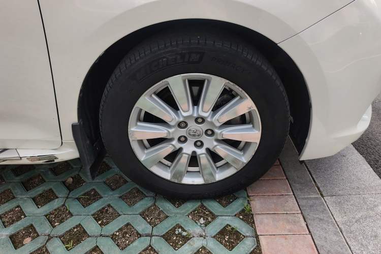 Used Toyota SIENNA 2017 3.5L Four-Wheel Drive Limited 7-Seater Canadian Version Right Front Wheel Hub