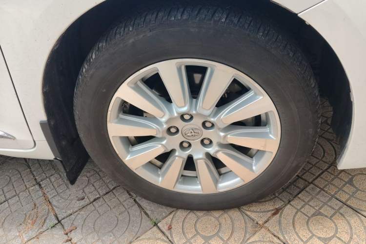 Used Toyota SIENNA 2017 3.5L Four-Wheel Drive LE Trim 7 Seats – U.S. Specification Right Front Wheel Hub