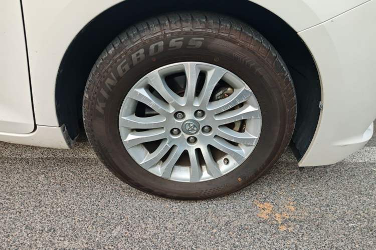 Used Toyota SIENNA  Right Front Wheel Hub