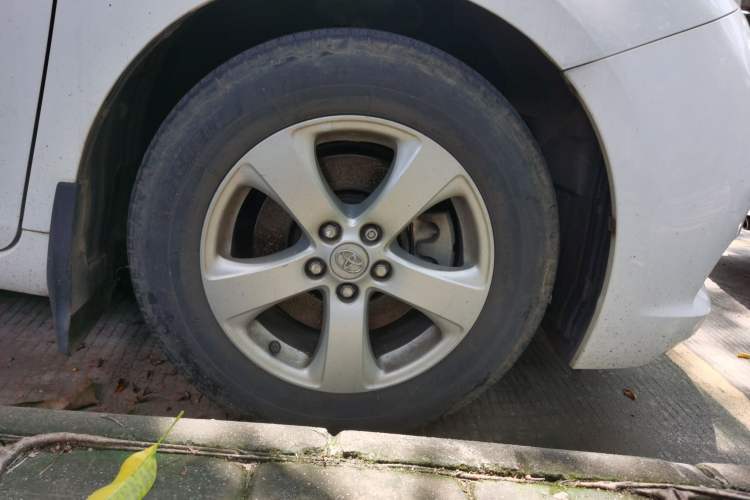 Used Toyota SIENNA  Right Front Wheel Hub