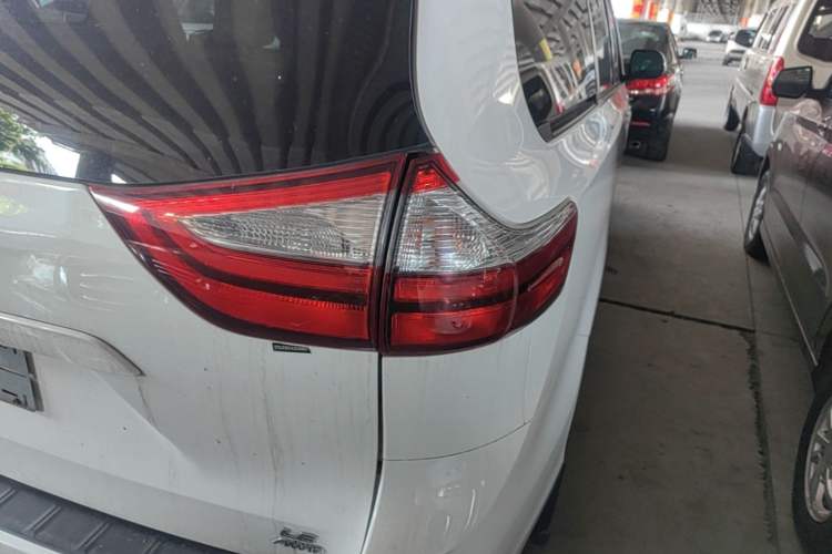 Used Toyota SIENNA 2017 3.5L Four-Wheel Drive LE Trim 7 Seats – U.S. Specification Right Rear Taillight