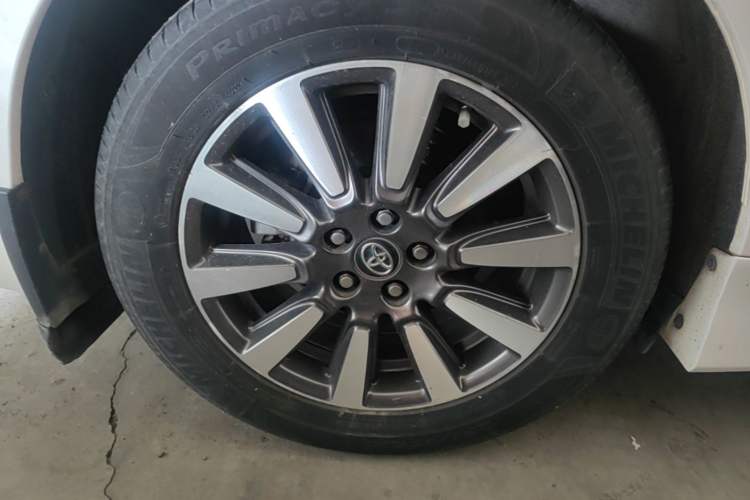 Used Toyota SIENNA 2017 3.5L Four-Wheel Drive LE Trim 7 Seats – U.S. Specification Right Rear Wheel Hub
