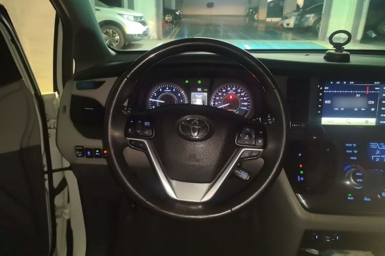 Used Toyota SIENNA 2017 3.5L Four-Wheel Drive XLE 7-Seater U.S. Specification Steering Wheel