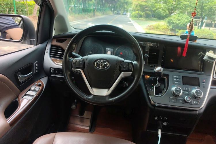 Used Toyota SIENNA 2017 3.5L Four-Wheel Drive Limited 7-Seater Canadian Version Steering Wheel