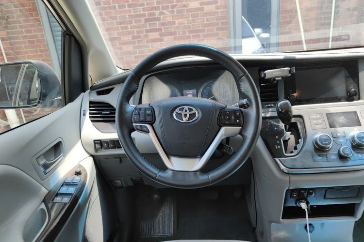 Used Toyota SIENNA 2017 3.5L Four-Wheel Drive LE Trim 7 Seats – U.S. Specification Steering Wheel
