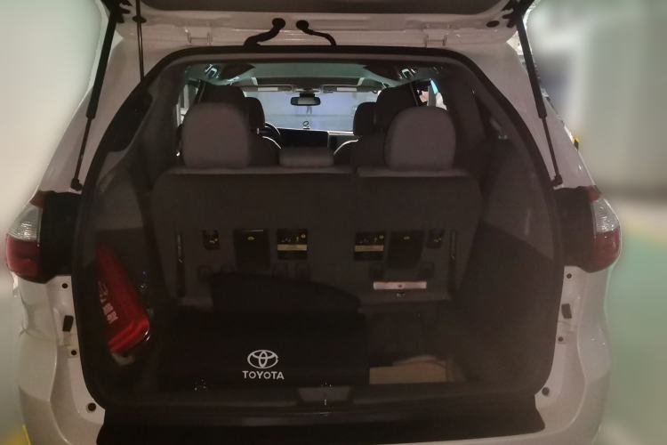 Used Toyota SIENNA 2017 3.5L Four-Wheel Drive XLE 7-Seater U.S. Specification Trunk