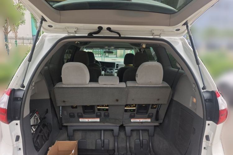 Used Toyota SIENNA  Trunk
