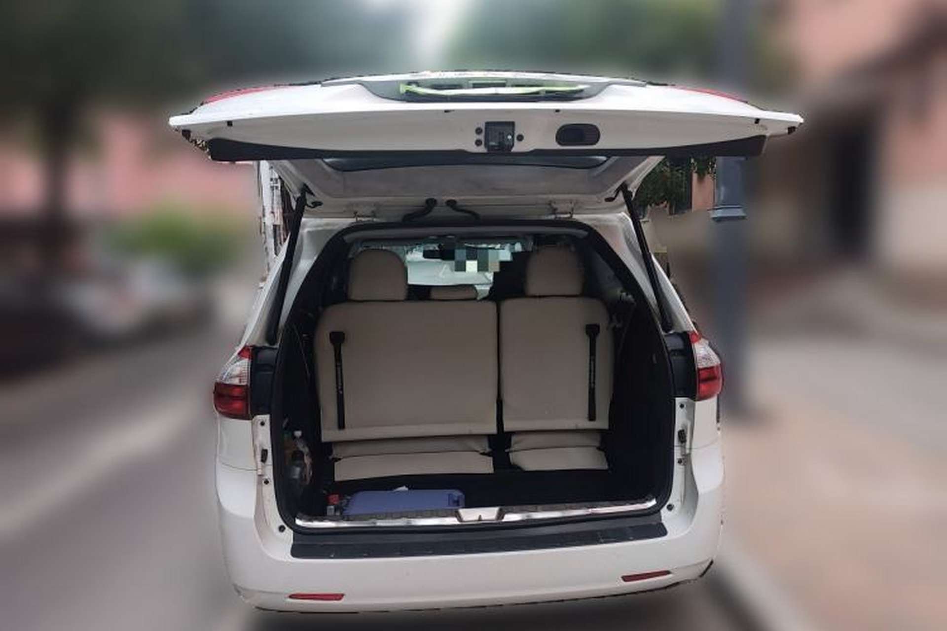 Used Toyota SIENNA 2017 3.5L Four-Wheel Drive LE Trim 7 Seats – U.S. Specification Trunk