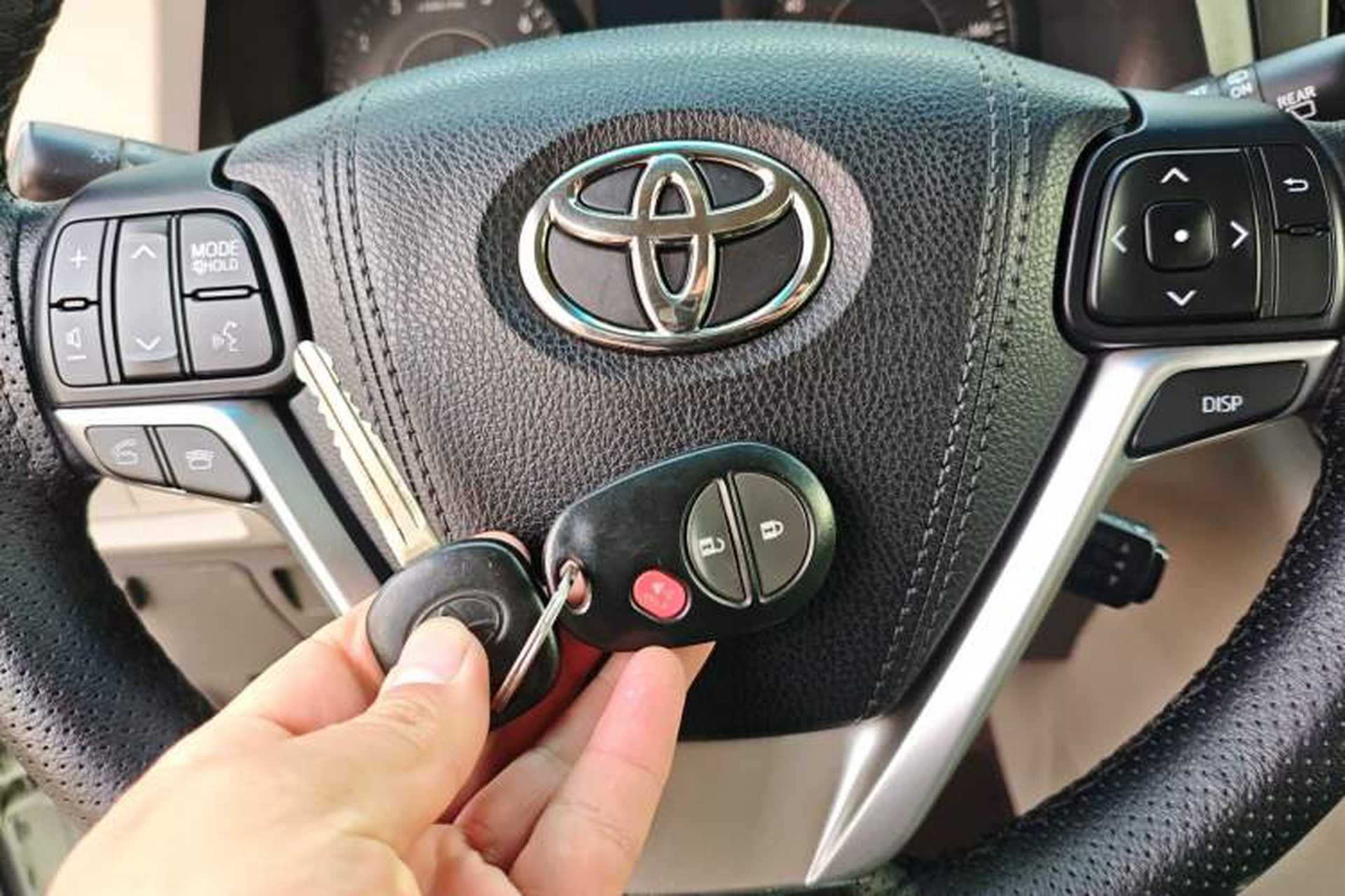 Used Toyota SIENNA 2017 3.5L 2WD SE 7-Seater Canadian Version Vehicle Key
