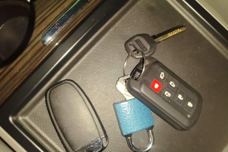 Used Toyota SIENNA 2017 3.5L Four-Wheel Drive XLE 7-Seater U.S. Specification Vehicle Key