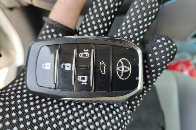 Used Toyota SIENNA 2017 3.5L Four-Wheel Drive LE Trim 7 Seats – U.S. Specification Vehicle Key
