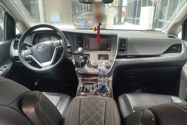 Used Toyota SIENNA 2018 3.5L Four-Wheel Drive Limited 7-Seater Canadian Version Center Console