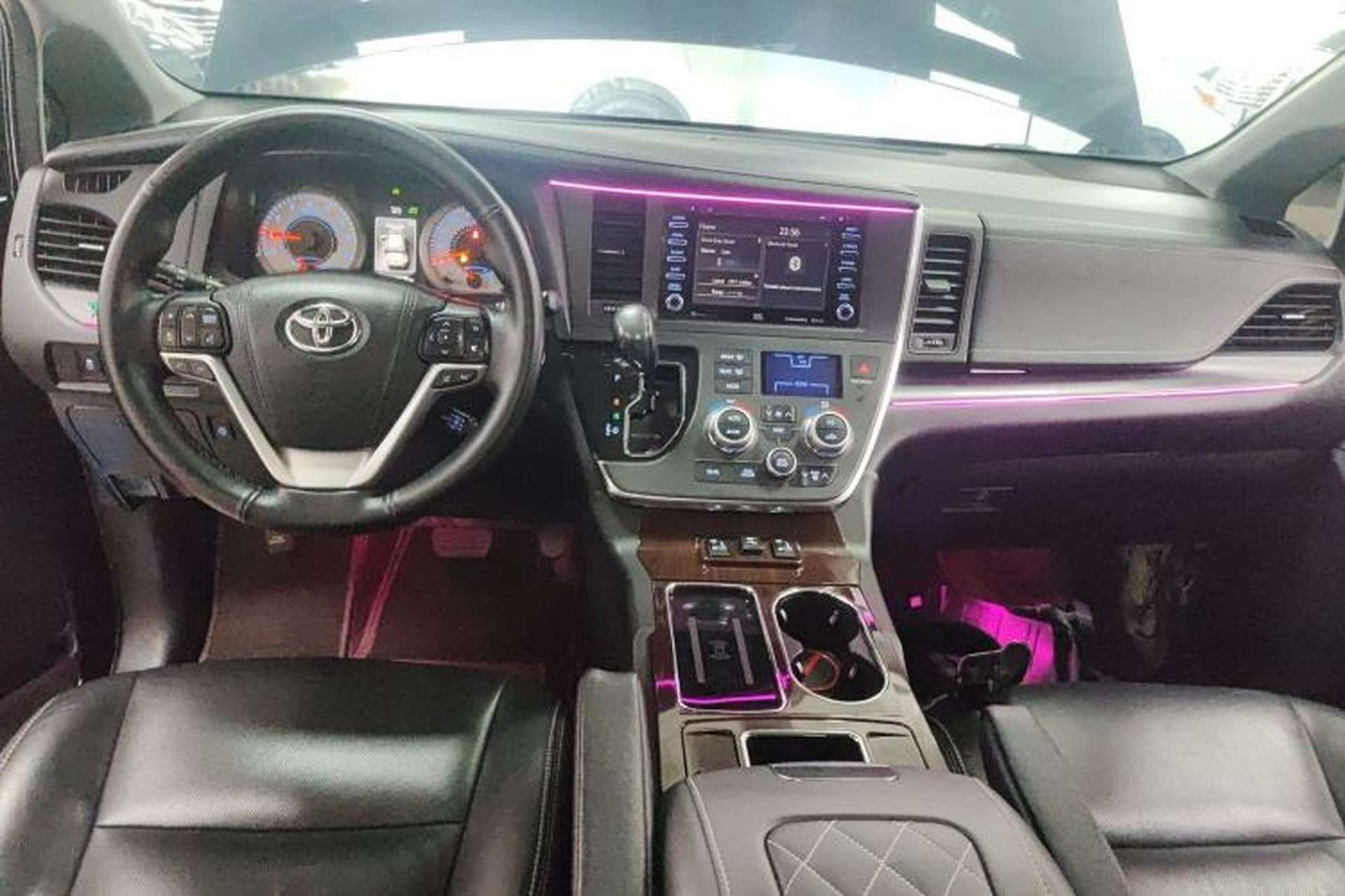 Used Toyota SIENNA 2018 3.5L Four-Wheel Drive SE Version 7 Seats U.S. Specification Center Console