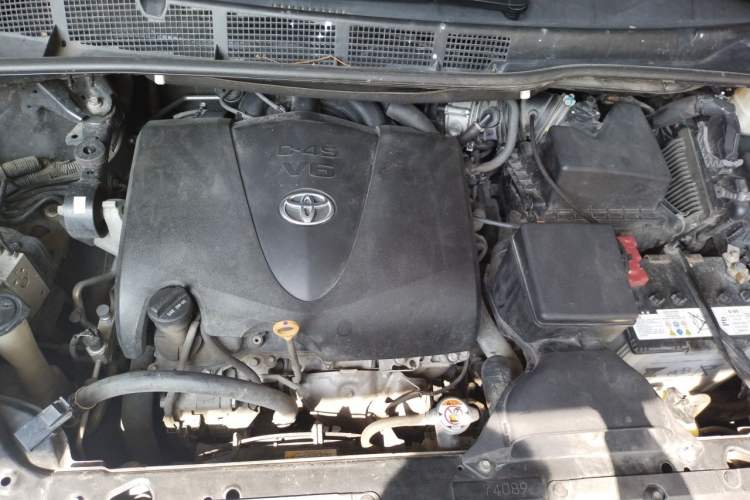 Used Toyota SIENNA  Engine Bay