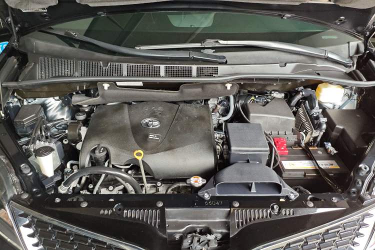 Used Toyota SIENNA 2018 3.5L Two-Wheel Drive SE U.S. Specification Engine Bay