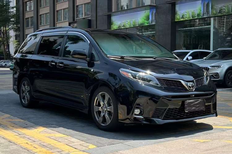 Used Toyota SIENNA 2018 3.5L Two-Wheel Drive SE U.S. Specification Front Right 45 Deg