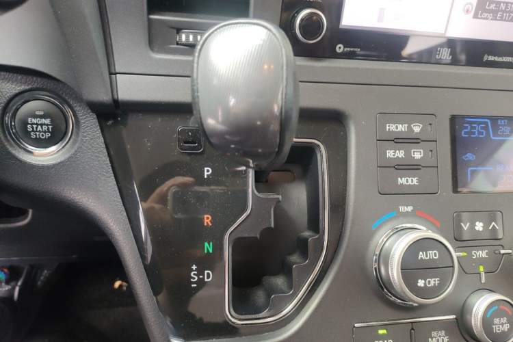 Used Toyota SIENNA 2018 3.5L Four-Wheel Drive Limited 7-Seater Canadian Version Gear Lever