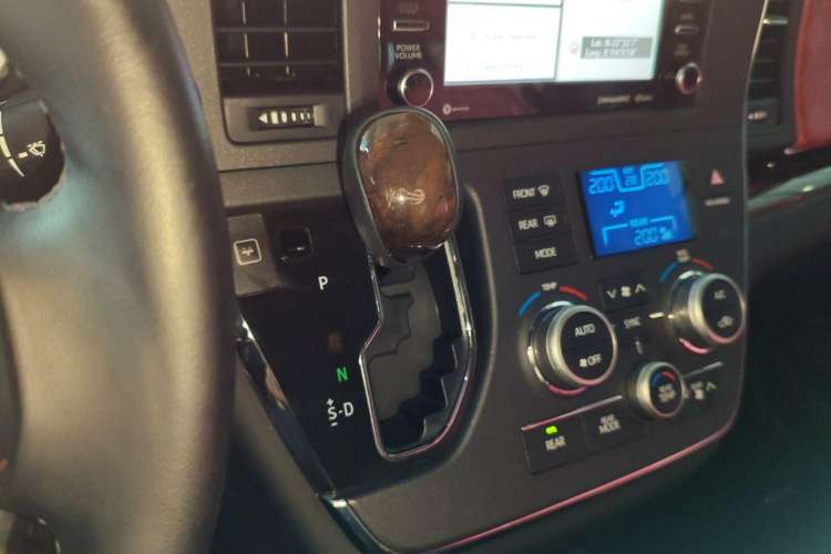 Used Toyota SIENNA 2018 3.5L Two-Wheel Drive SE U.S. Specification Gear Lever